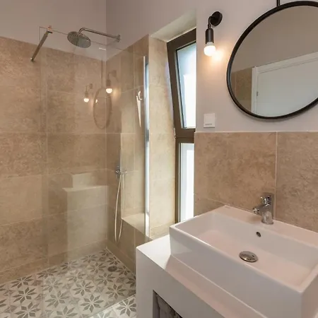 Neema With Private Pool Plános